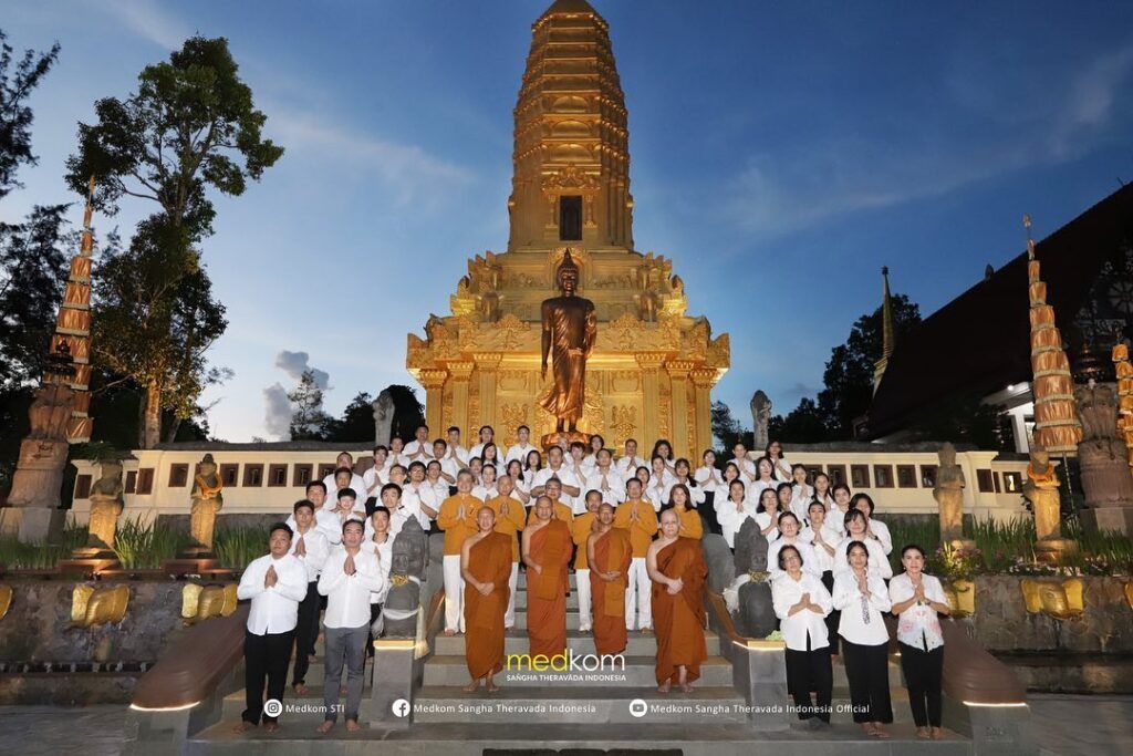 Prosesi Visuddhi oleh Y.M. Sri Subhapañño, Mahāthera, Y.M. Adhikusalo, Mahāthera, dan Y.M. Nandavīro, Thera dengan 63 peserta Visudhi Upasaka-upasika